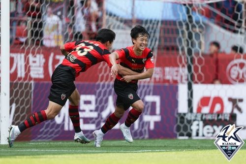 극장골을 터트리고 기뻐하는 포항 고영준