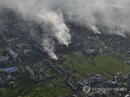 우크라 바흐무트서 피어오르는 연기구름