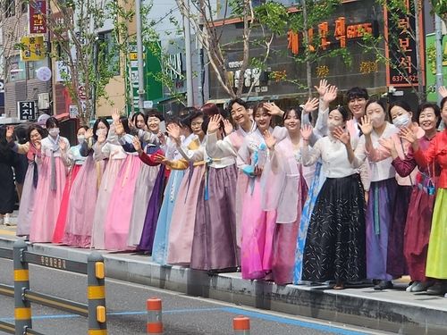 부산진시장 한복 체험 행사 참여한 청년들
