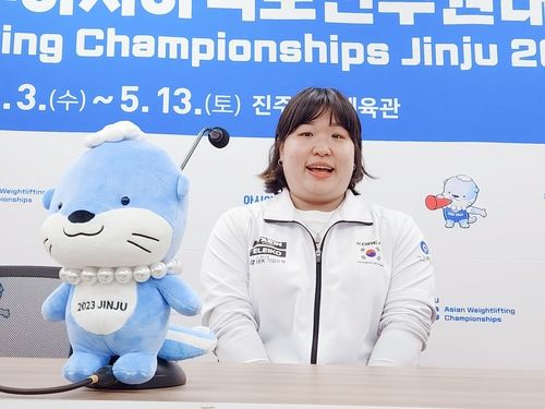 인터뷰하는 김수현