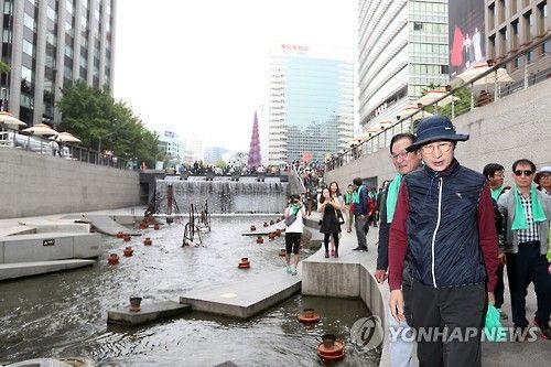 이명박 전 대통령 2016년 청계청 방문 모습