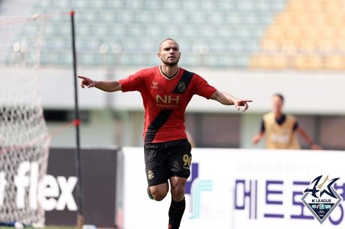 경남 글레이손의 골 세리머니