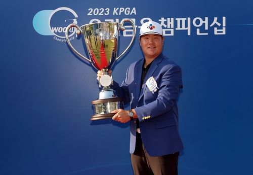 우리금융 챔피언십 우승 트로피 든 임성재