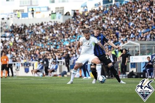경합 벌이는 전북 안드레(왼쪽)와 인천 델브리지