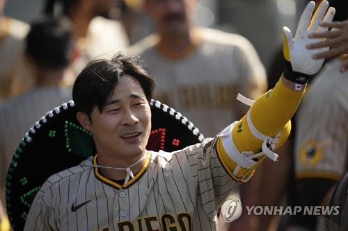 더그아웃에서 솜브레로(챙이 있는 모자)를 쓰고 홈런 세리머니 하는 김하성 