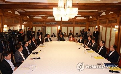 고위당정협의회에서 발언하는 김대기 비서실장