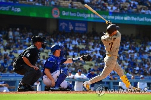 김하성의 호쾌한 홈런 스윙 