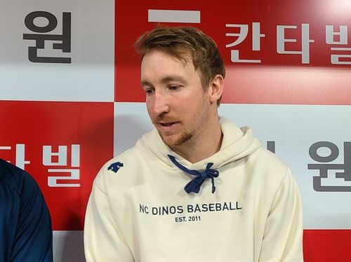 경기 후 인터뷰하는 페디