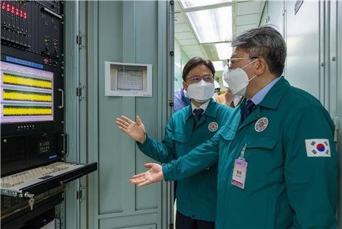 원전 점검하는 유국희 원안위원장과 유희동 기상청장