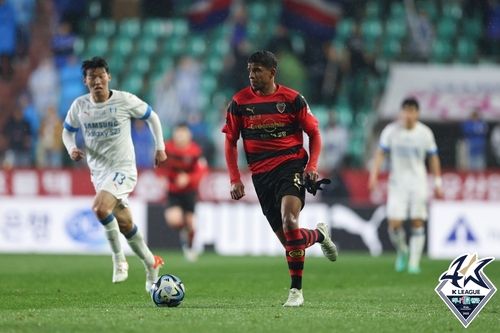 포항 스틸러스의 오베르단(오른쪽)