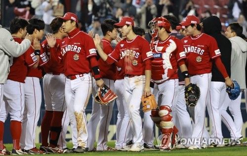 승리한 SSG 선수단