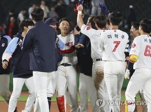 연장 접전서 끝내기로 승리한 롯데 선수단 