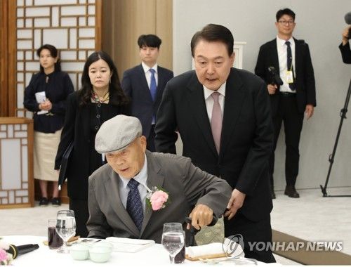 충암고 은사 착석 돕는 윤석열 대통령