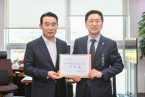 6군단 부지 반환 건의문 전달