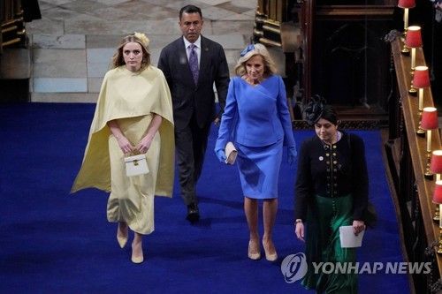 영국 대관식에 참석한 조 바이든 미국 대통령 부인 질 바이든 여사와 손녀 피네건 바이든 