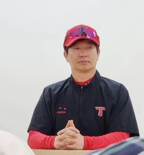 인터뷰하는 KIA 타이거즈 김종국 감독