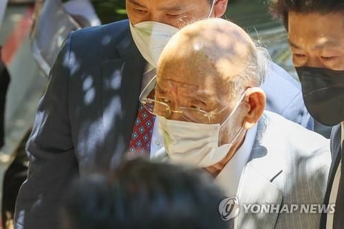 재판 출석한 전두환