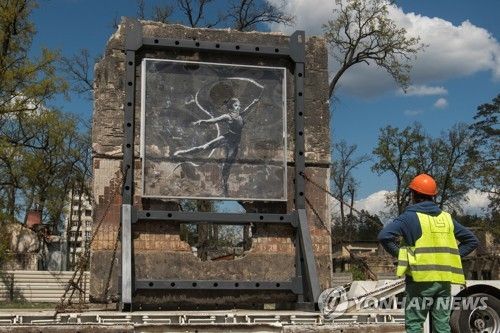 우크라이나 이르핀 내 안전한 지역으로 이송되는 뱅크시 벽화 