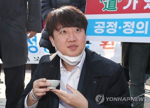 보성녹차 음미하는 이준석
