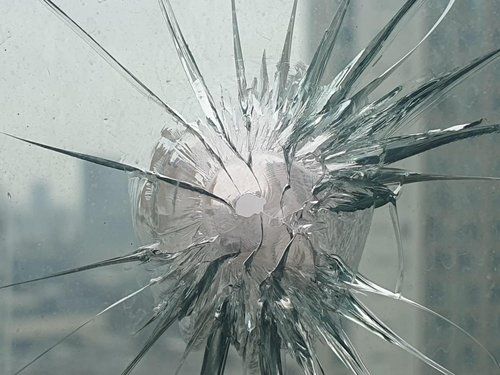 쇠구슬에 맞아 구멍 난 고층 아파트 유리창