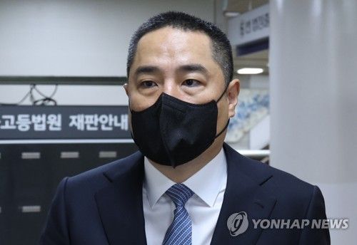 재판 출석하는 강용석 변호사