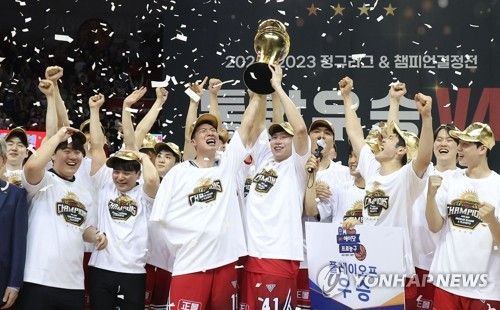 우승 트로피 들어보이는 오세근과 양희종