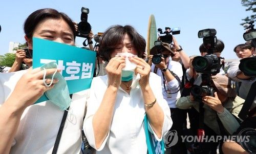 대통령 간호법 거부권 행사, 눈물 흘리는 간호사