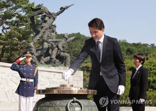 현충탑 참배하는 트뤼도 캐나다 총리