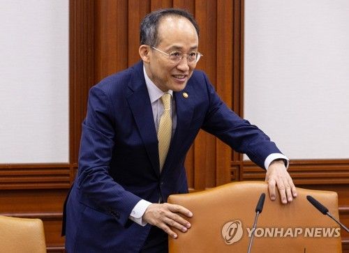 추경호 경제부총리, '회의 시작할까요?'