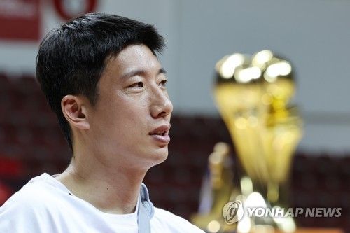 인터뷰하는 양희종