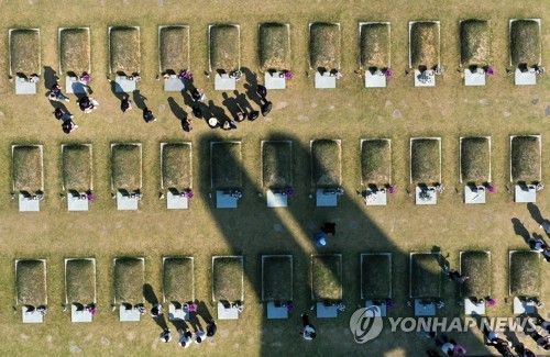 '오월 정신'…광주 5·18 민주묘지 찾은 참배객들