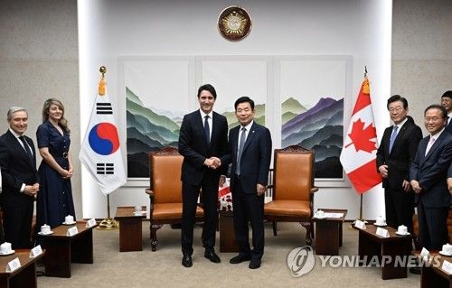 악수하는 김진표 국회의장과 트뤼도 캐나다 총리