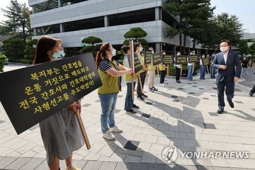 조규홍 장관 앞에서 간호법 거부권 규탄하는 간호사들