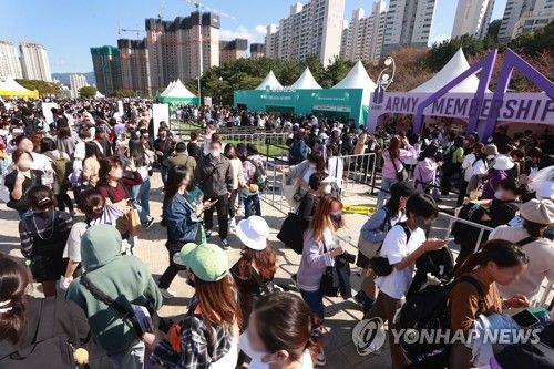 BTS 콘서트 즐기러 한국 찾은 전 세계 '아미'들