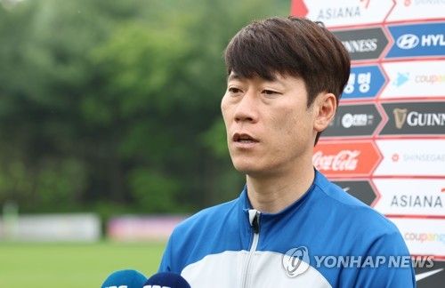 지난 7일 인터뷰하는 김은중 감독