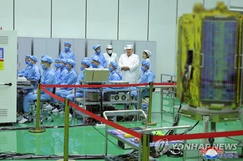 북 "김정은, 군사위성 1호기 시찰…차후 행동계획 승인"