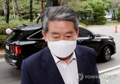 '불법 토지거래 혐의' 법원 출석하는 김경협 의원