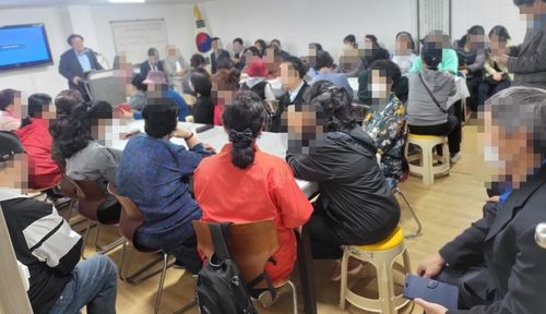 탈북민 상대로 연설하는 김용화 회장 