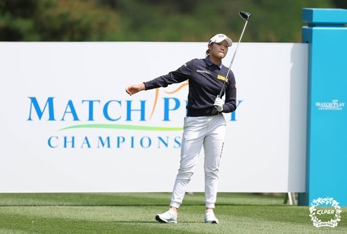 2번 홀에서 티샷 후 방향 확인하는 방신실