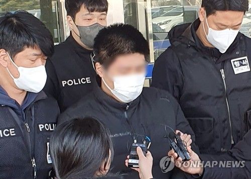 지난 2월 법정 향하는 수원 장안구 벽간소음 살해 피의자 