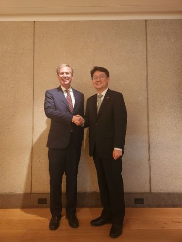 전영희 평화외교기획단장과 버스비 미 국무부 민주주의·인권·노동국 부차관보