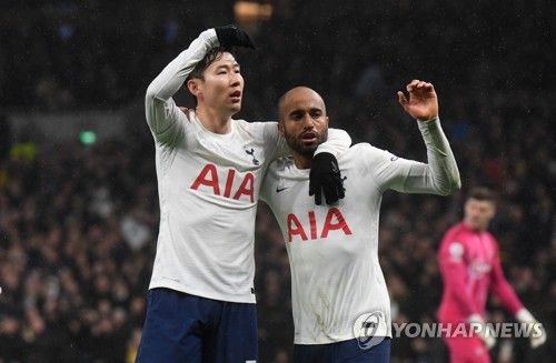 손흥민과 루카스 모라