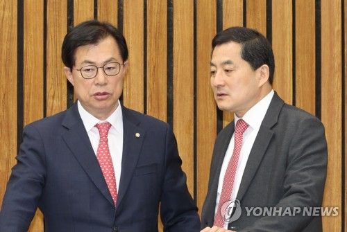 대화하는 박대출과 이만희