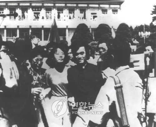 임수경 전대협 대표와 천주교 정의구현사제단 문규현 신부의 판문점 통과 전 모습 