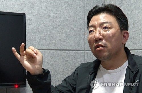 인터뷰하는 라덕연 대표