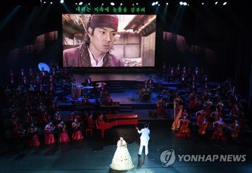 2018년 남북 정상회담 당시 드라마 '주몽' 배경으로 공연하는 북한 삼지연 관현악단