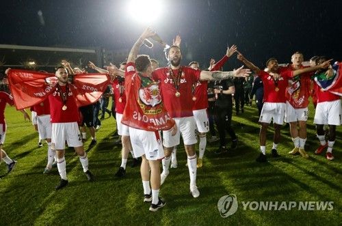 4부리그 승격을 기뻐하는 렉섬 선수들