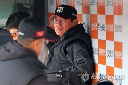 무거운 표정의 이강철 감독