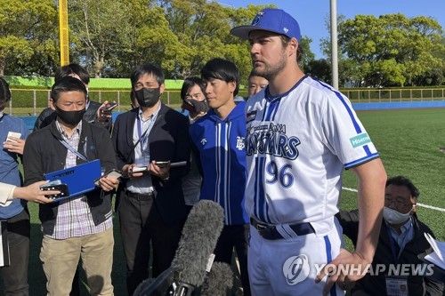 일본 취재진과 인터뷰하는 트레버 바워