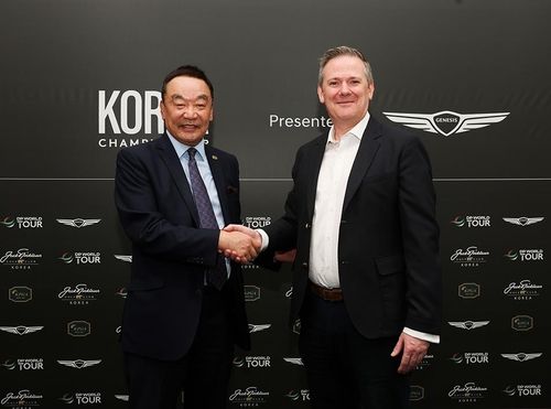 구자철 회장(왼쪽)과 벤 코웬 DP 월드 투어 대회 담당 최고 책임자.